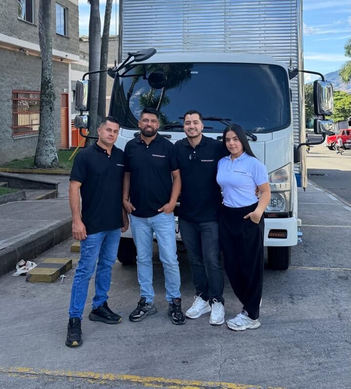 Equipo de Consolidamos junto a su camión de mudanzas