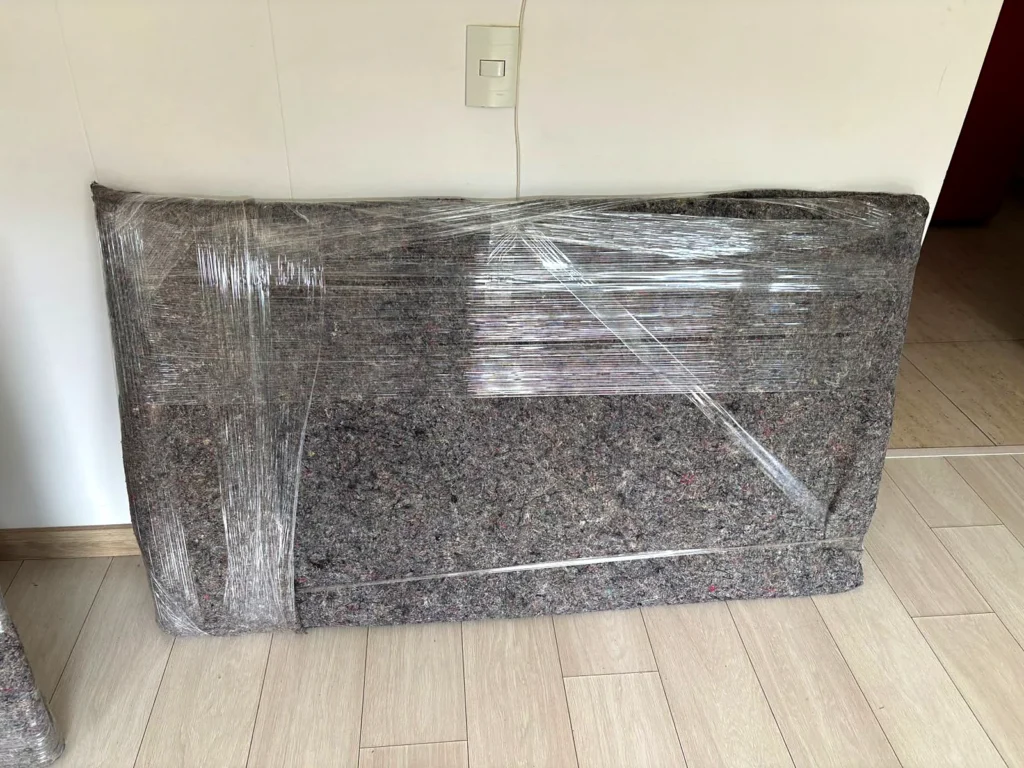 Cabecero de cama protegido con manta y vinipel