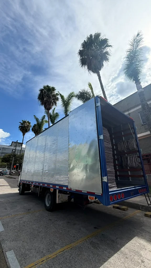 Camión de mudanzas de Consolidamos con el furgón abierto