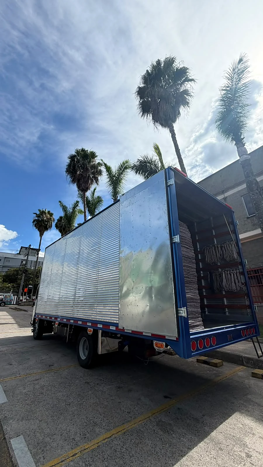 Camión de Consolidamos con el furgón abierto para una mudanza de Bogotá a Cali