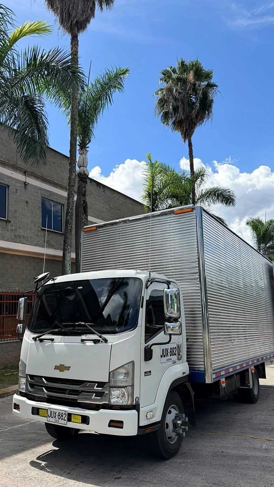 Camión propio de Consolidamos para mudanzas entre Bogotá y Medellín