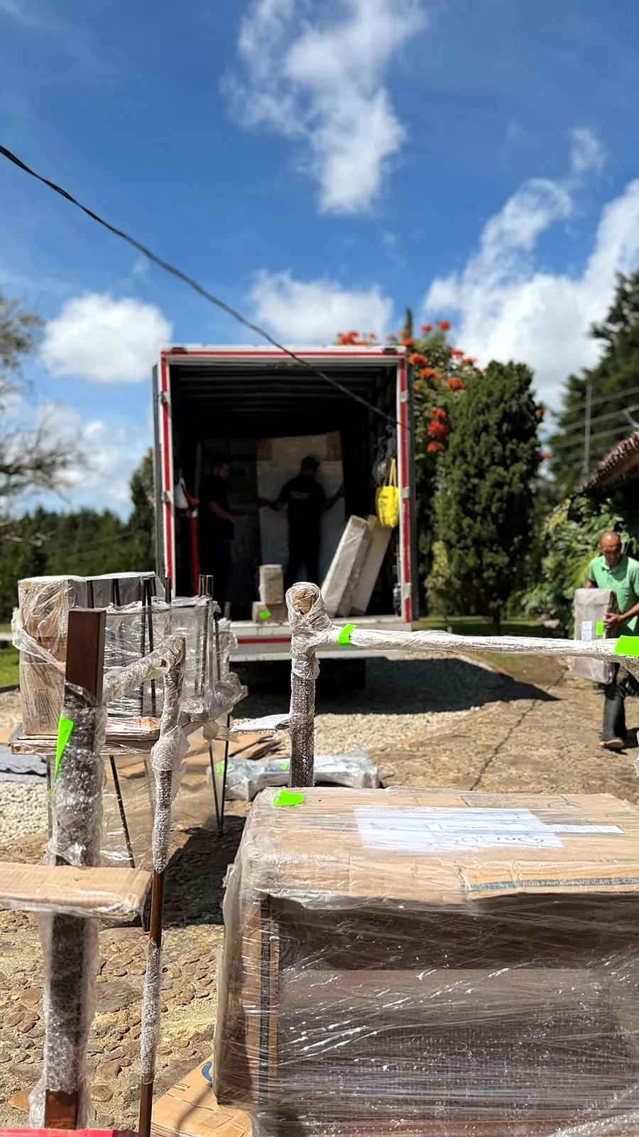 Cargue de una mudanza con muebles embalados