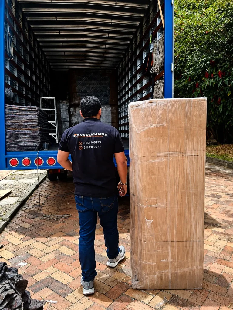 Mueble embalado con cartón y vinipel para una mudanza de Bogotá a Cali