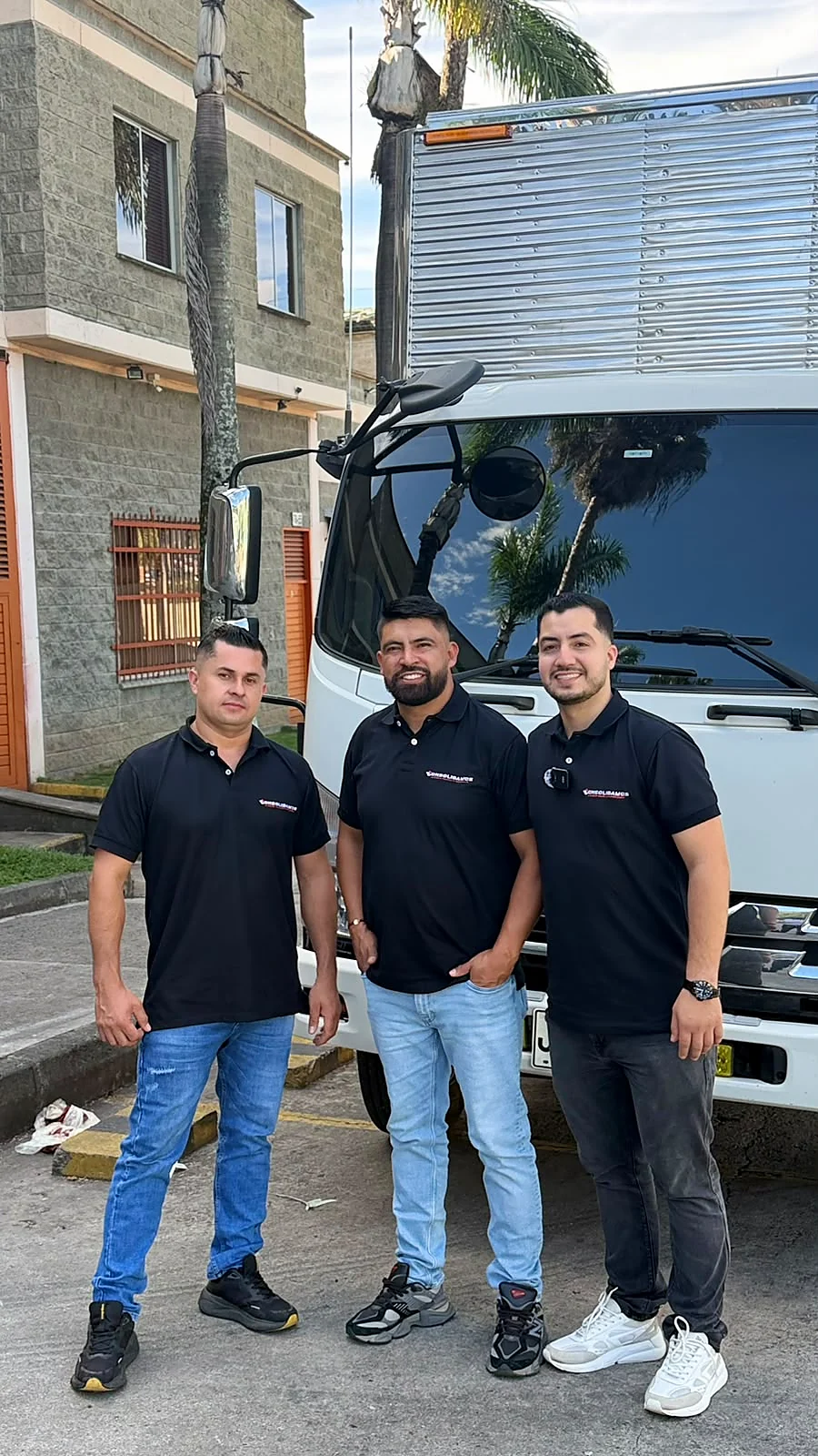Equipo de Consolidamos junto a su camión para mudanzas de Medellín a Cartagena