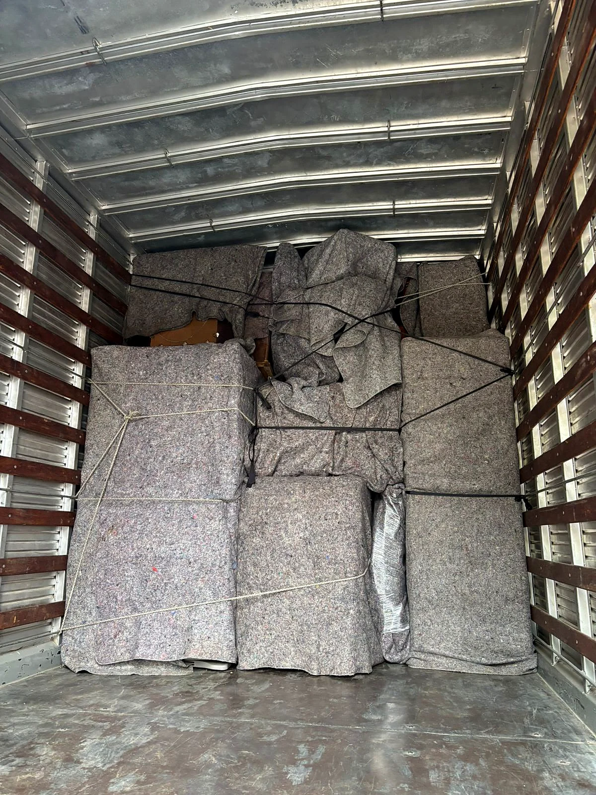 Muebles protegidos con mantas y asegurados en el camión